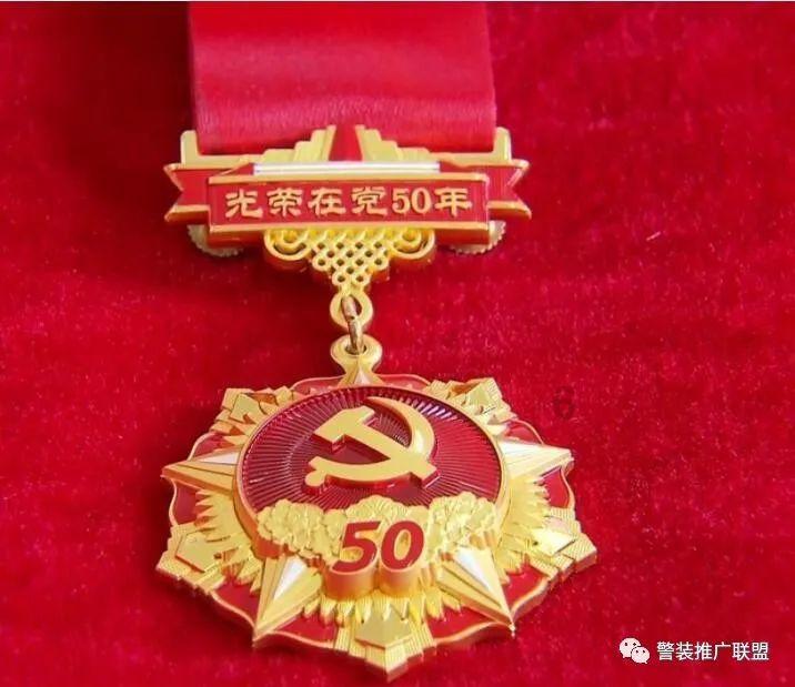 汽车发动机电瓶附近有热水沸腾冒烟导致空调不制冷？
